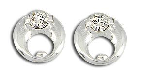 Brinco folheado a prata contendo pedra de strass. BS2022 P